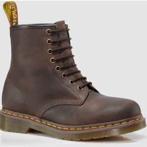 1460 8-eye Doc Martens in Distressed Brown